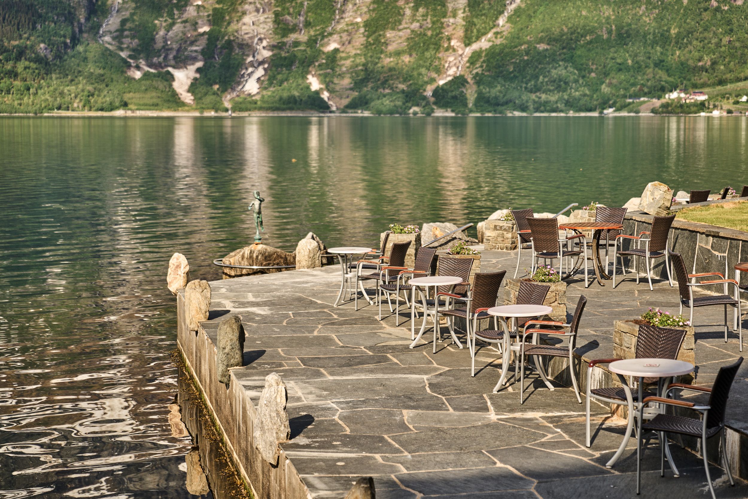 Sjarmerande uteområde ved fjorden, perfekt for ein kopp kaffi med utsikt mot Hardangerfjorden.