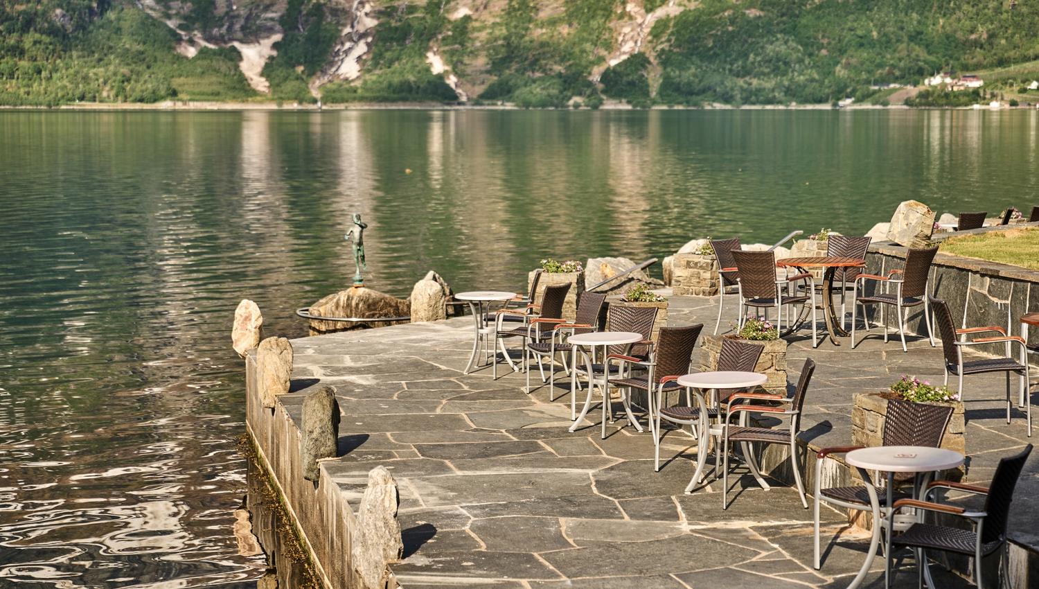 Sjarmerande uteområde ved fjorden, perfekt for ein kopp kaffi med utsikt mot Hardangerfjorden.