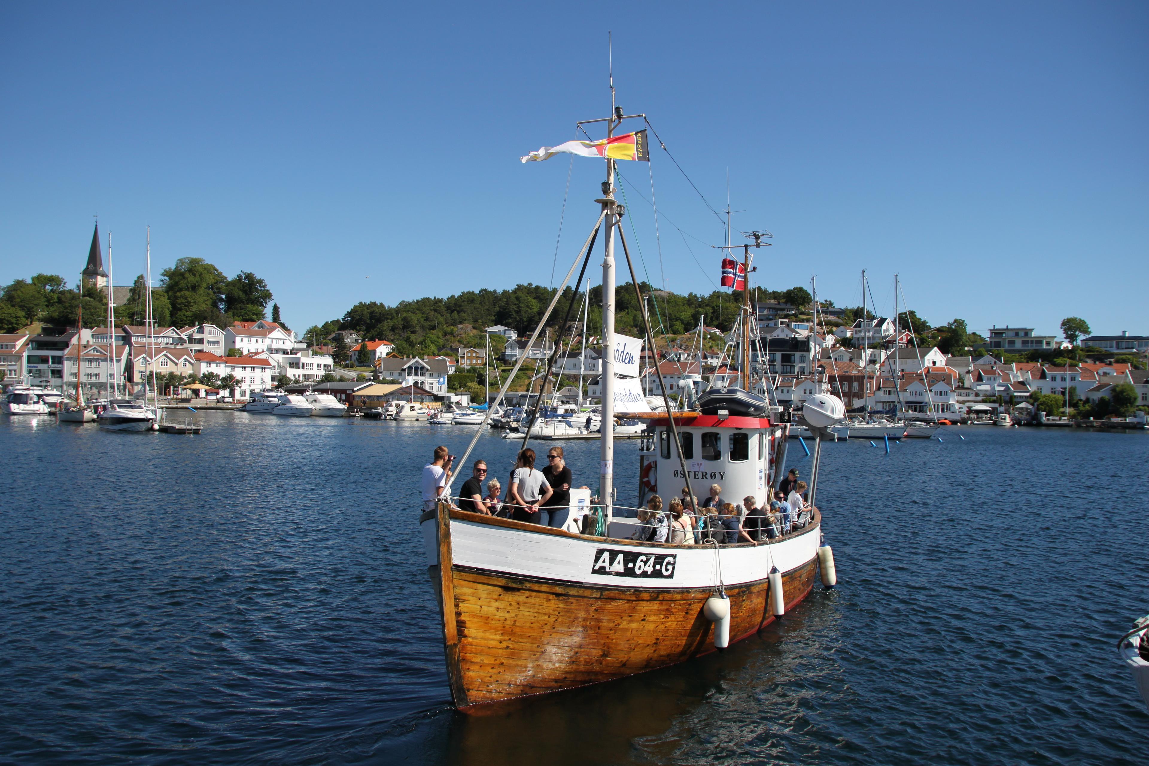 Badebåten med passasjerer.