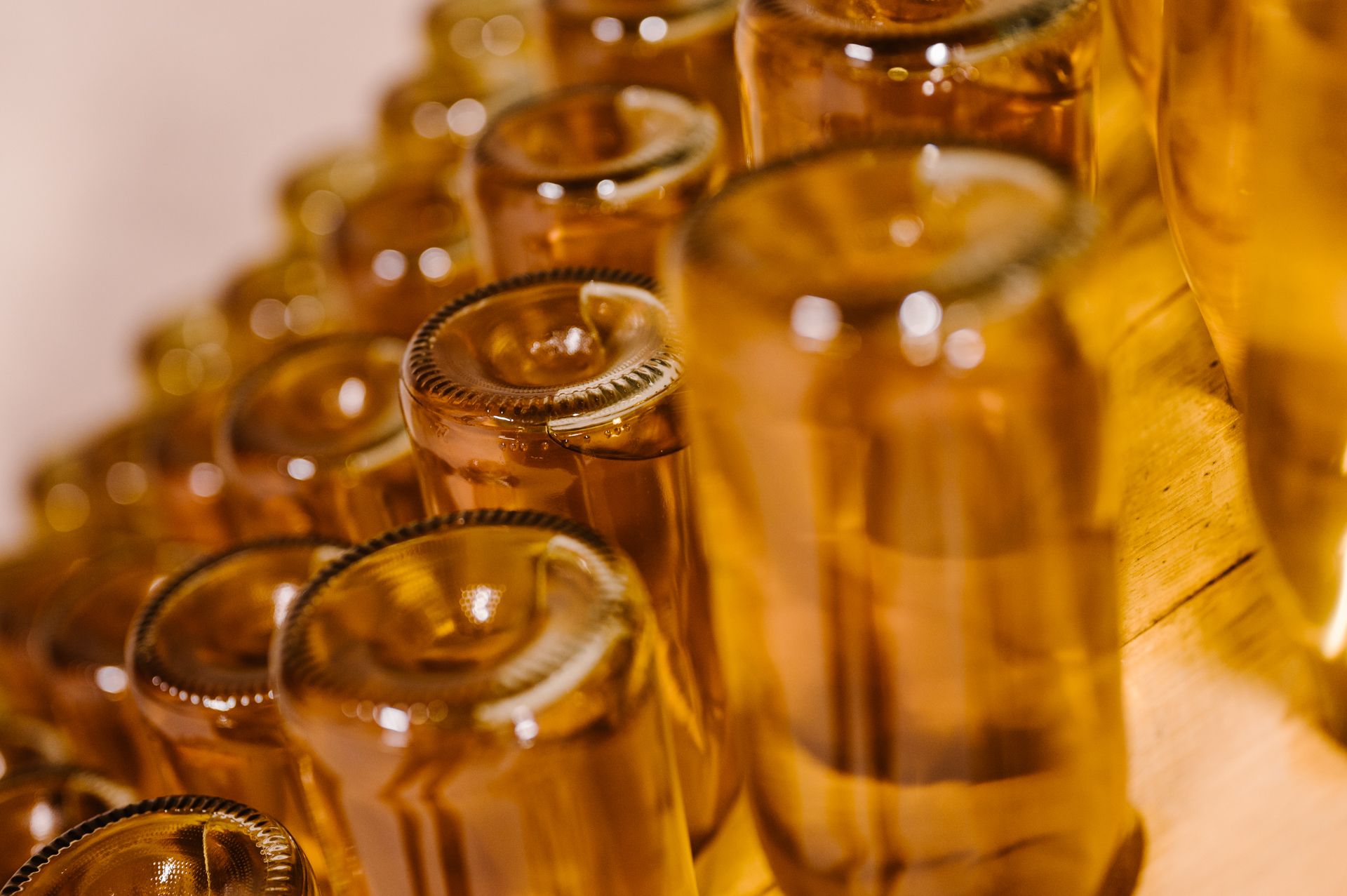 Siderflasker på stativ, klar for å fylles med deilig sider fra Lingebakken