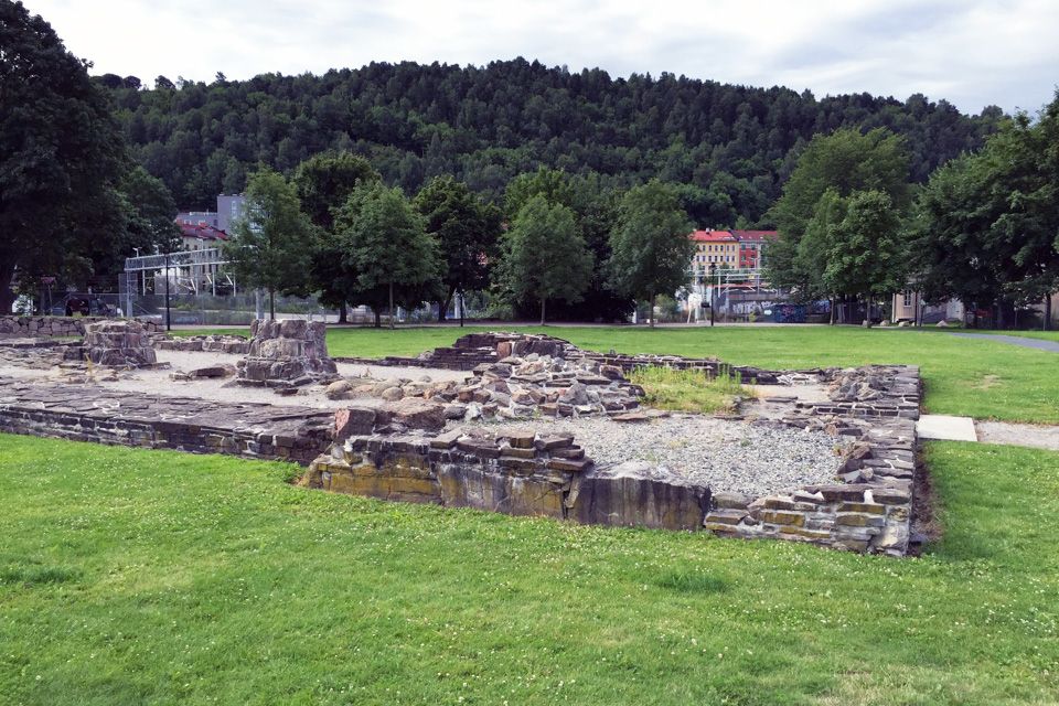 Steinruiner på en gressplen.