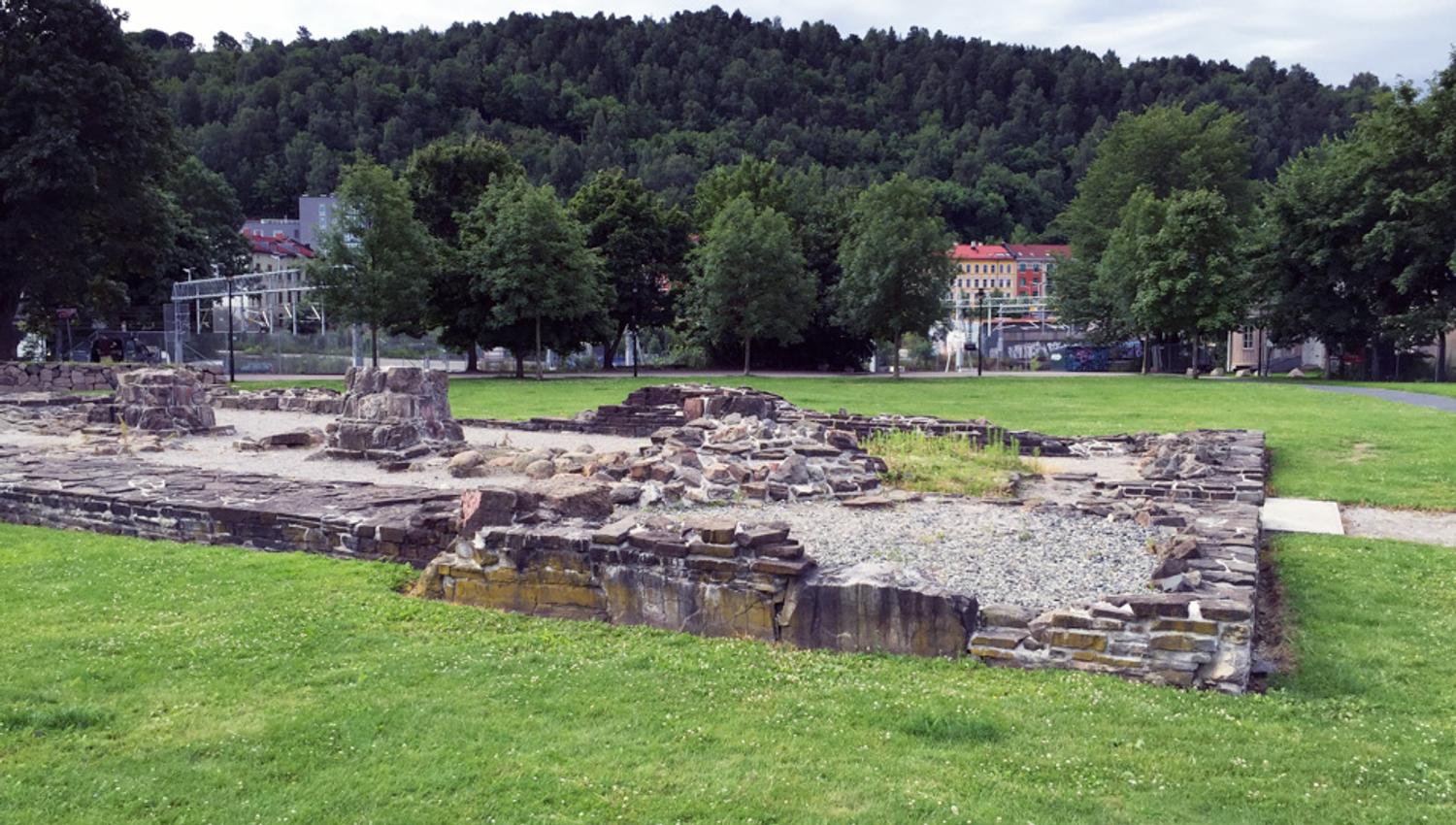 Steinruiner på en gressplen.