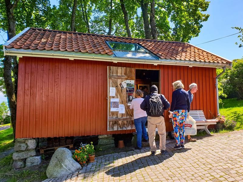 Besøkende ser i atelieet ved Munchs hus