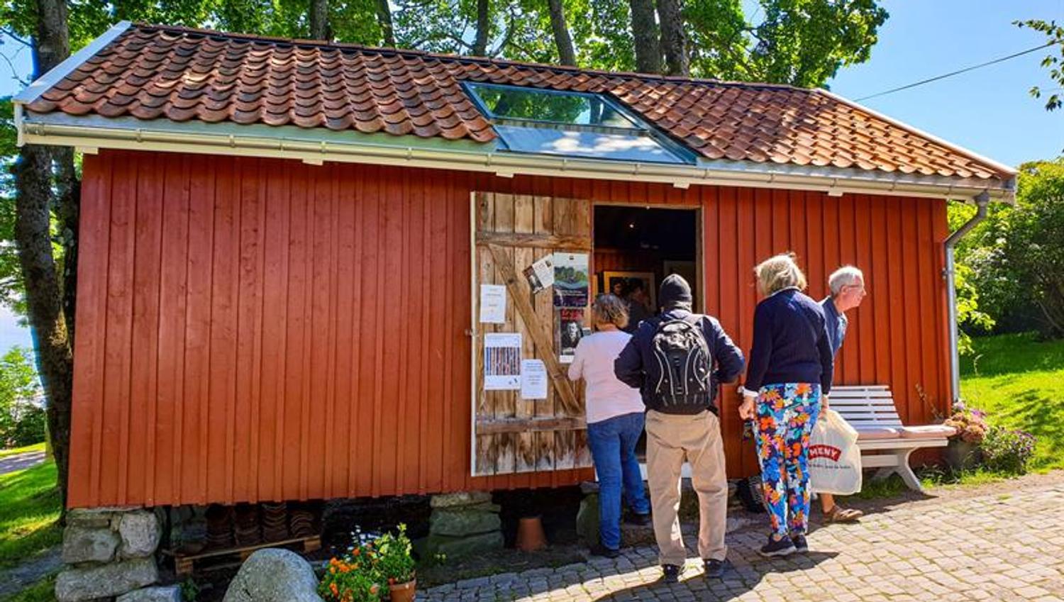 Besøkende ser i atelieet ved Munchs hus