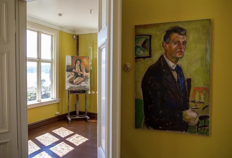 pictures in a yellow room and paitings by edvard munch 