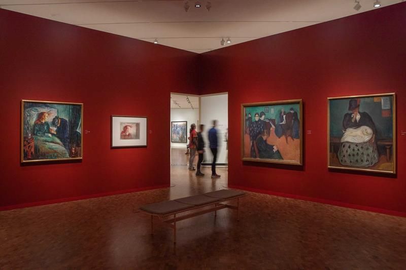 Rød utstillingssal med malerier