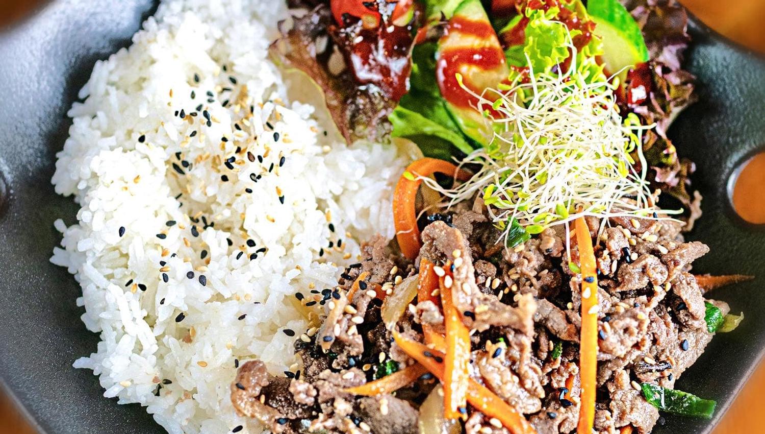 Tallerken med ris, kjøttrett og salat