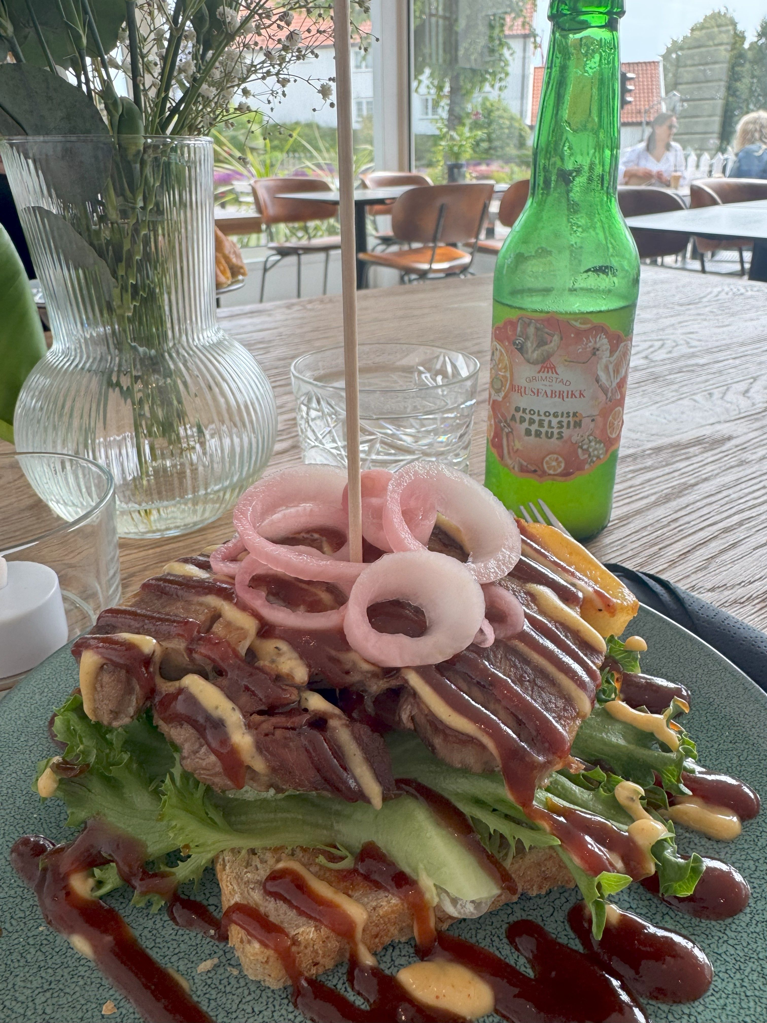 Sandwich med langtidsstekt svinenakke og Grimstad brus