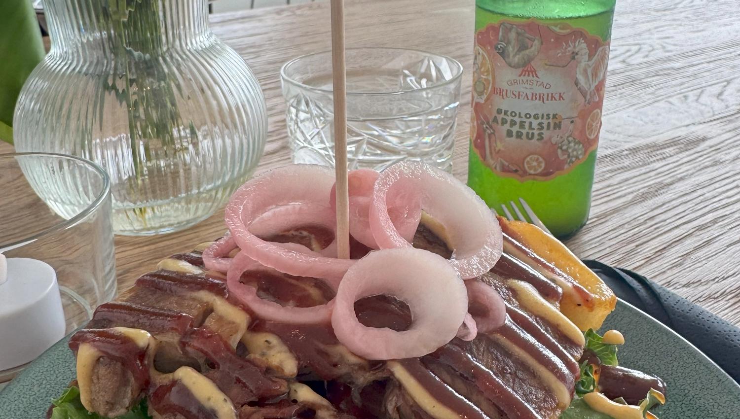 Sandwich med langtidsstekt svinenakke og Grimstad brus