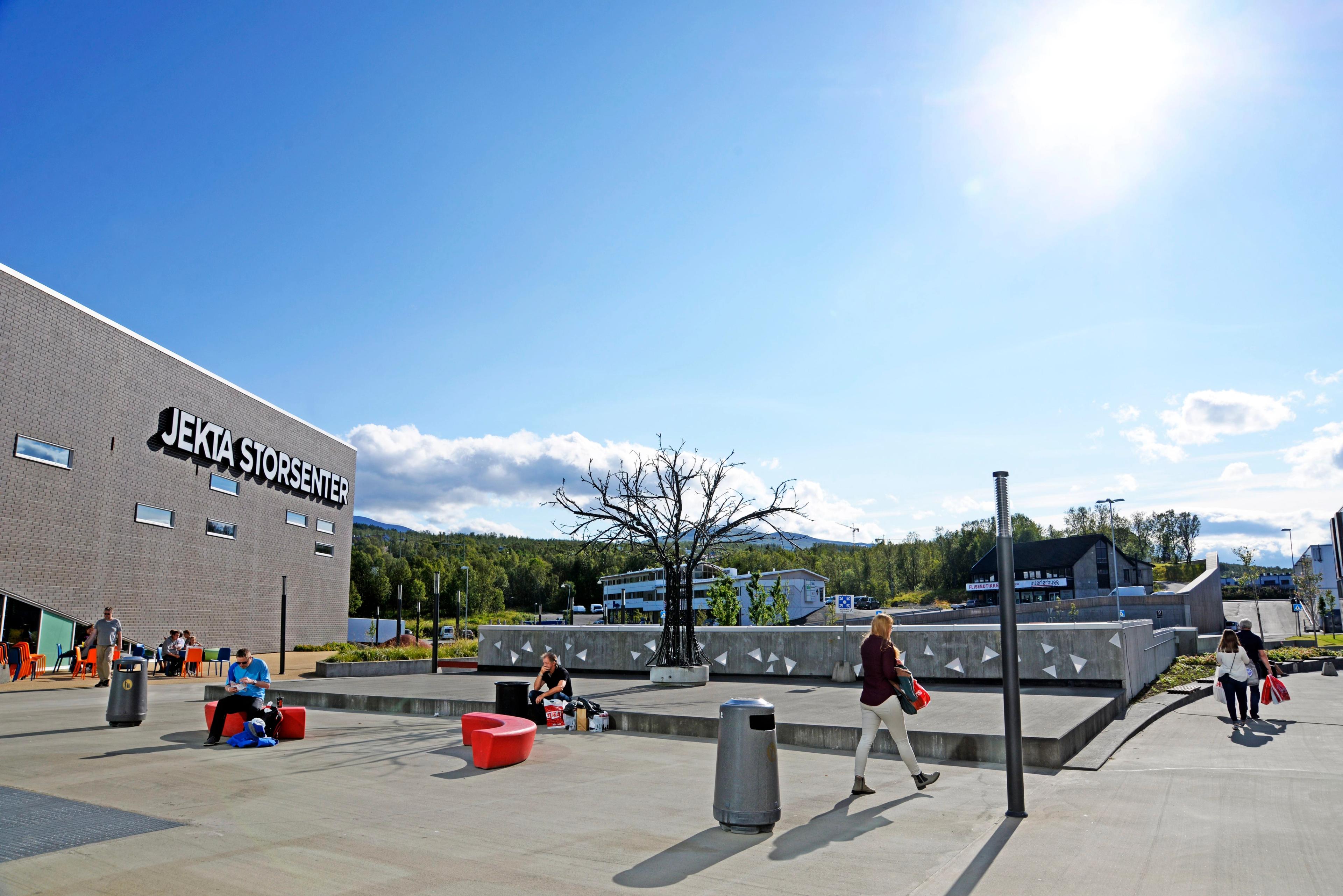 Utenfor Jekta Storsenter
