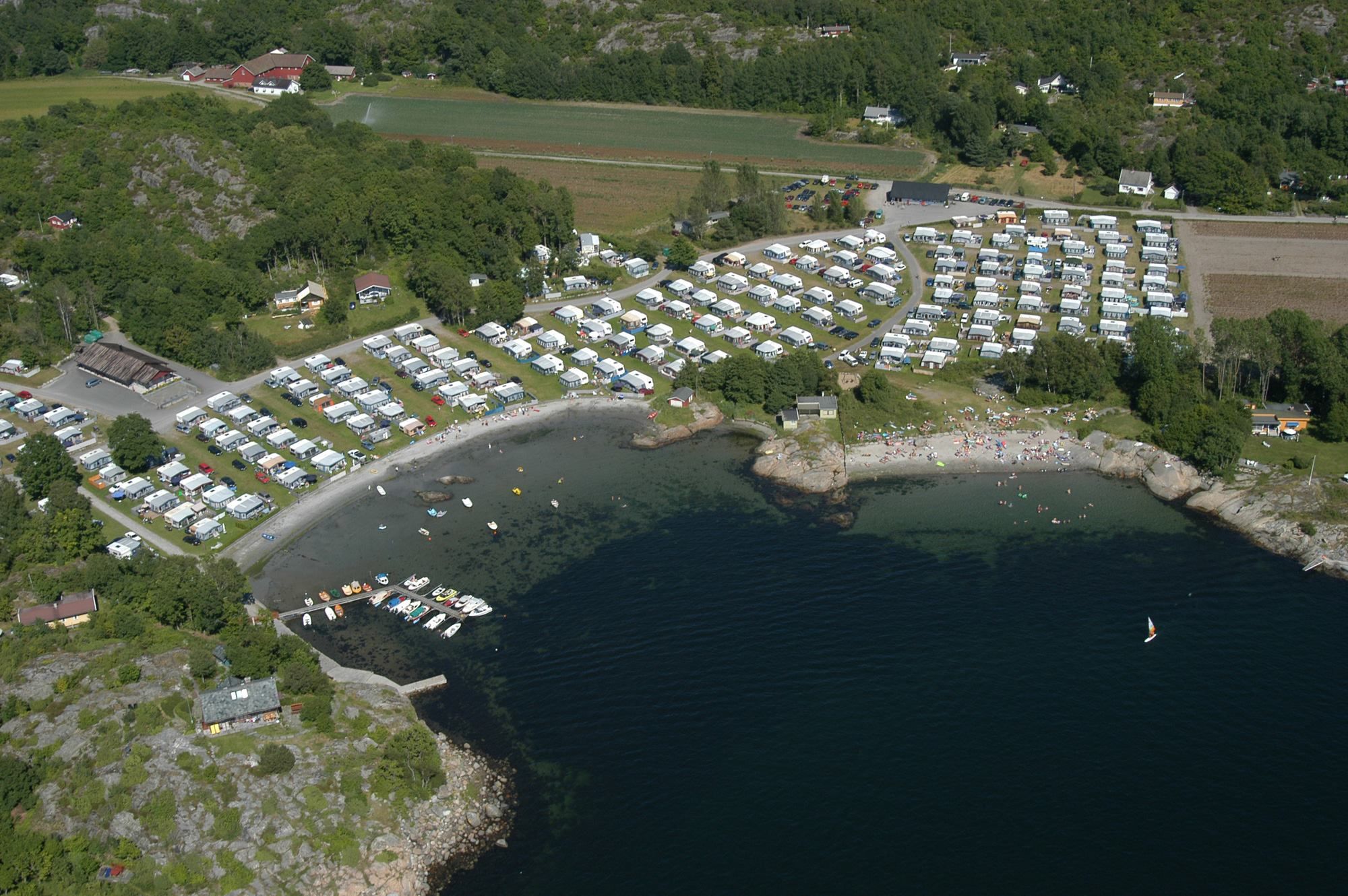 Oversiktsbilde over campingområdet og vannet