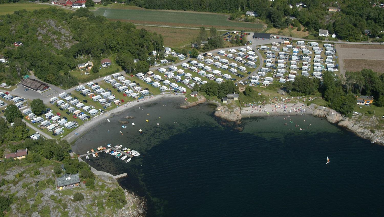 Oversiktsbilde over campingområdet og vannet