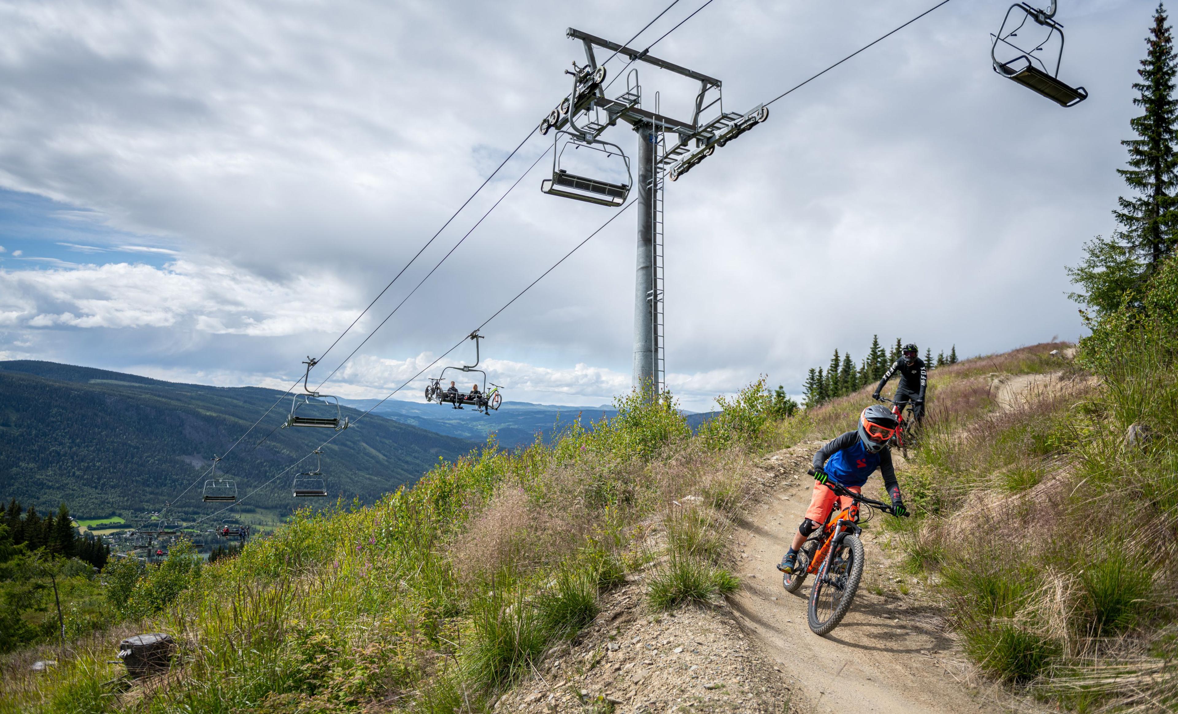 Barn på sykkel nedover i Hafjell Bike Park