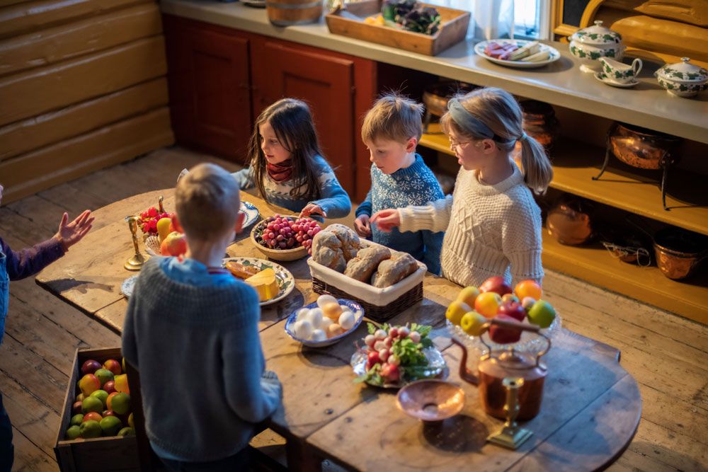 barn på kjøkkenet til Søndre Brekke hovedgård i Skien