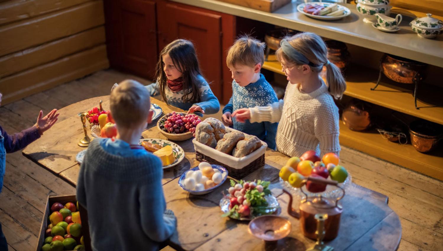 barn på kjøkkenet til Søndre Brekke hovedgård i Skien
