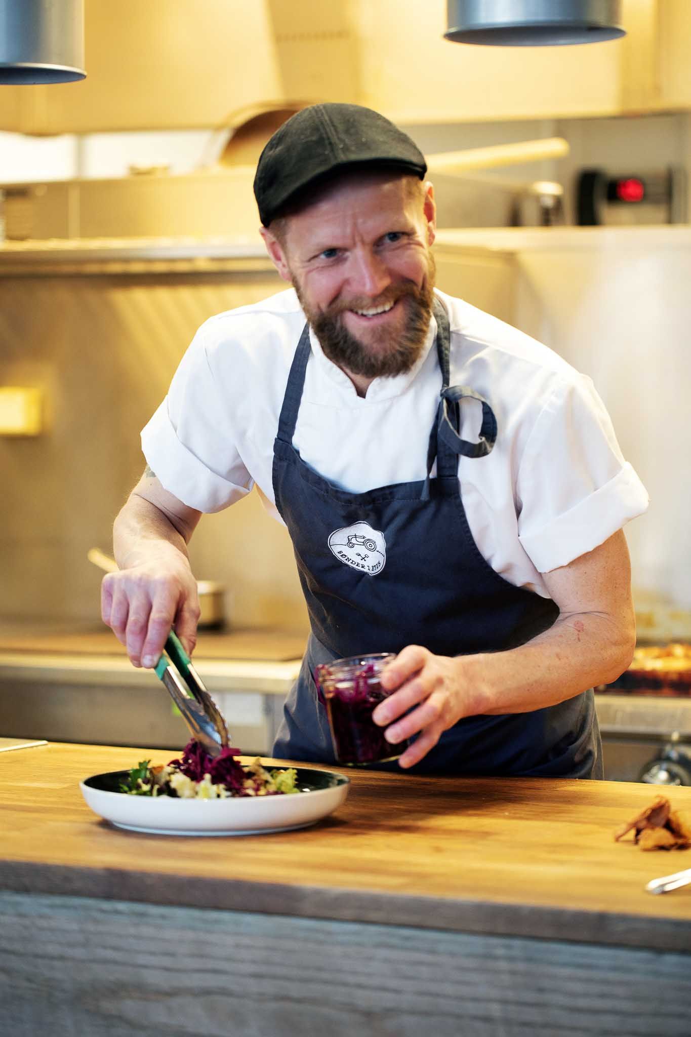 Kokk som tilbereder måltid