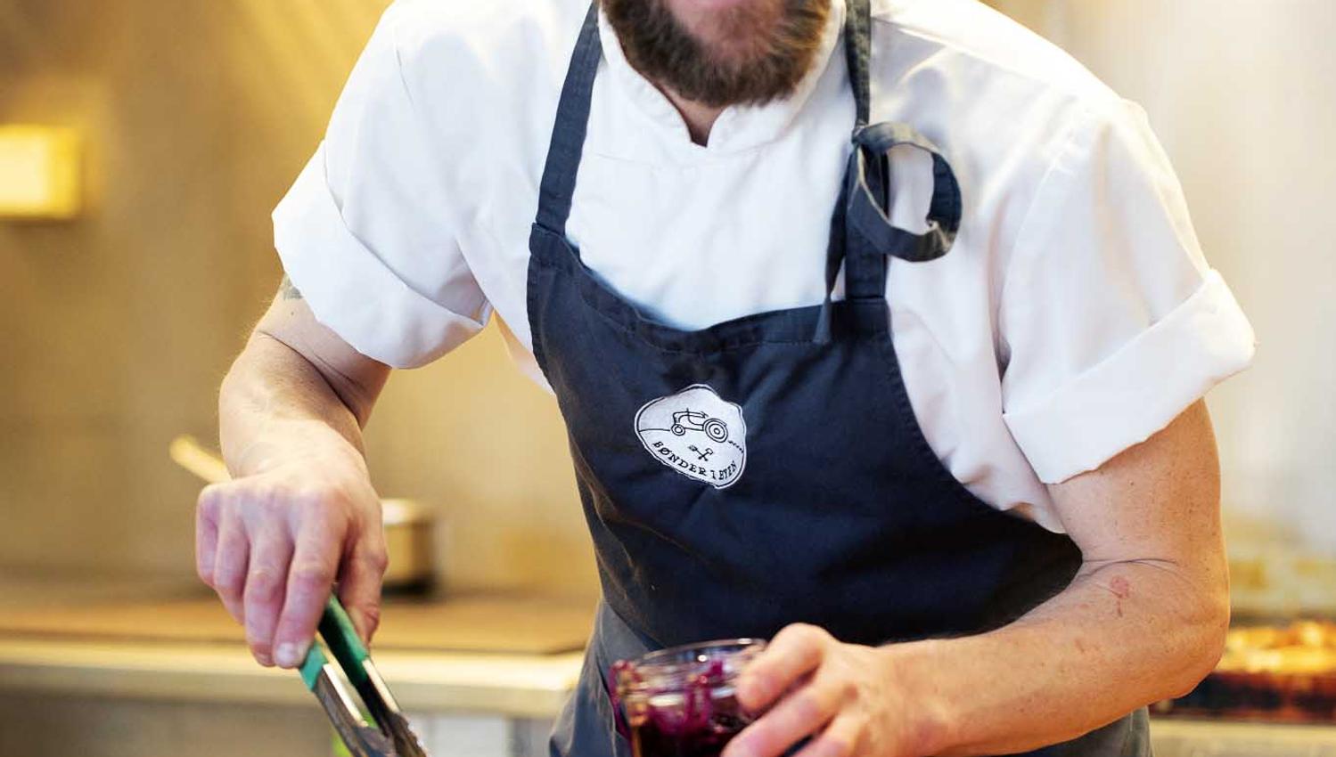 Kokk som tilbereder måltid