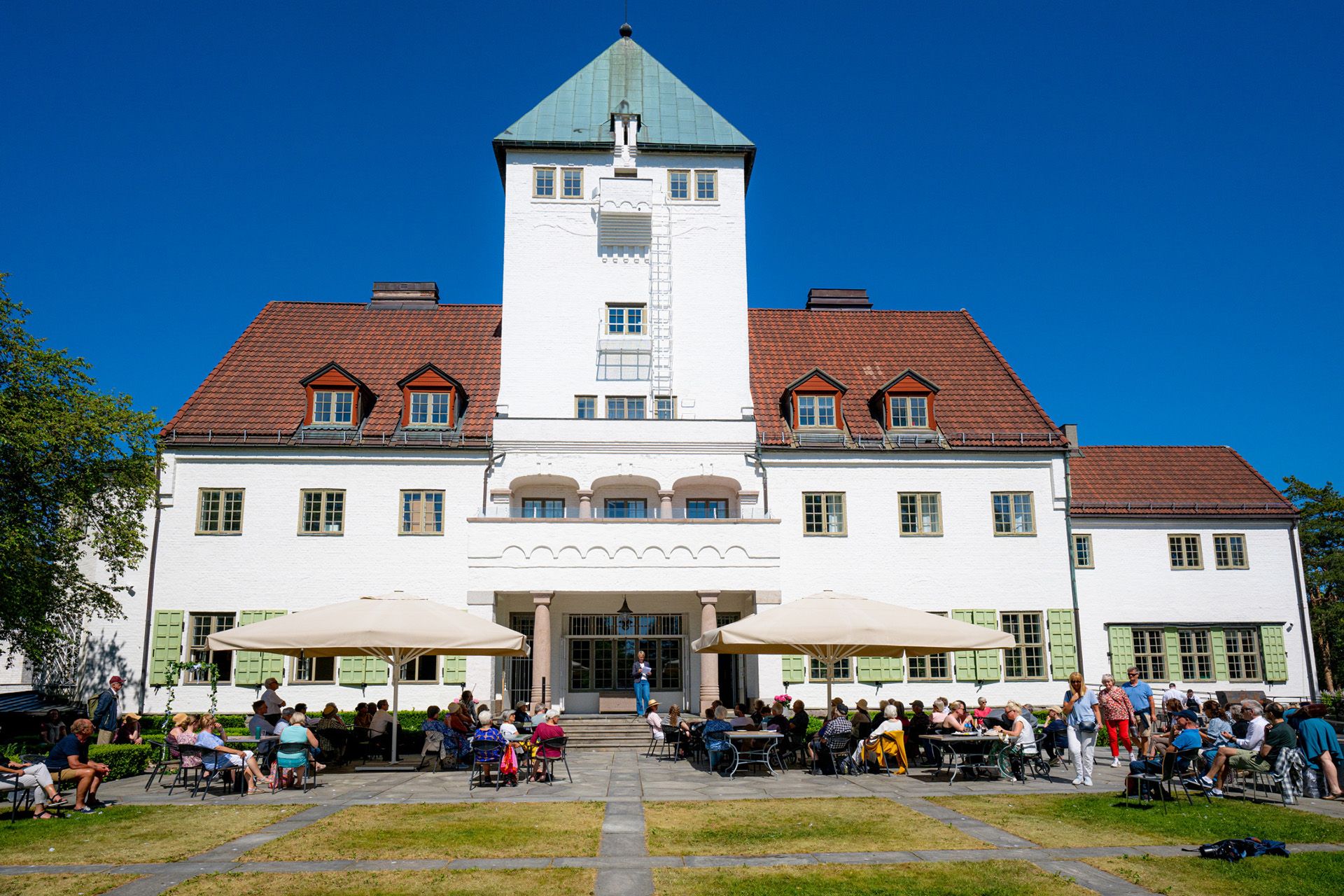 Hagefest og konsert utenfor Villa Grande