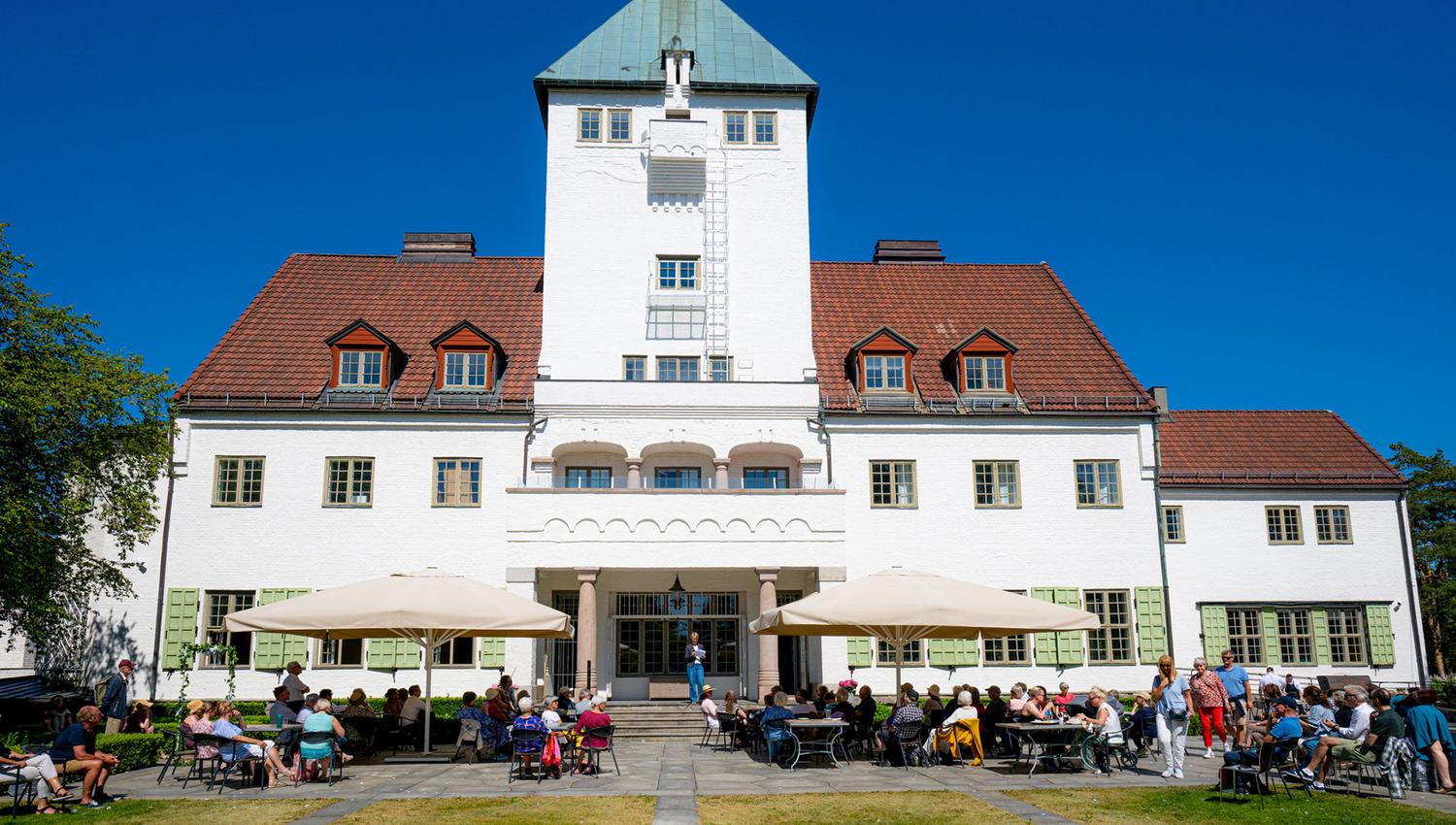 Hagefest og konsert utenfor Villa Grande