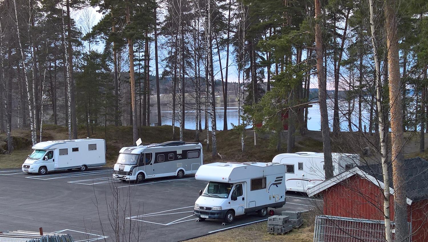 Ørje bobilparkering med parkerte bobiler