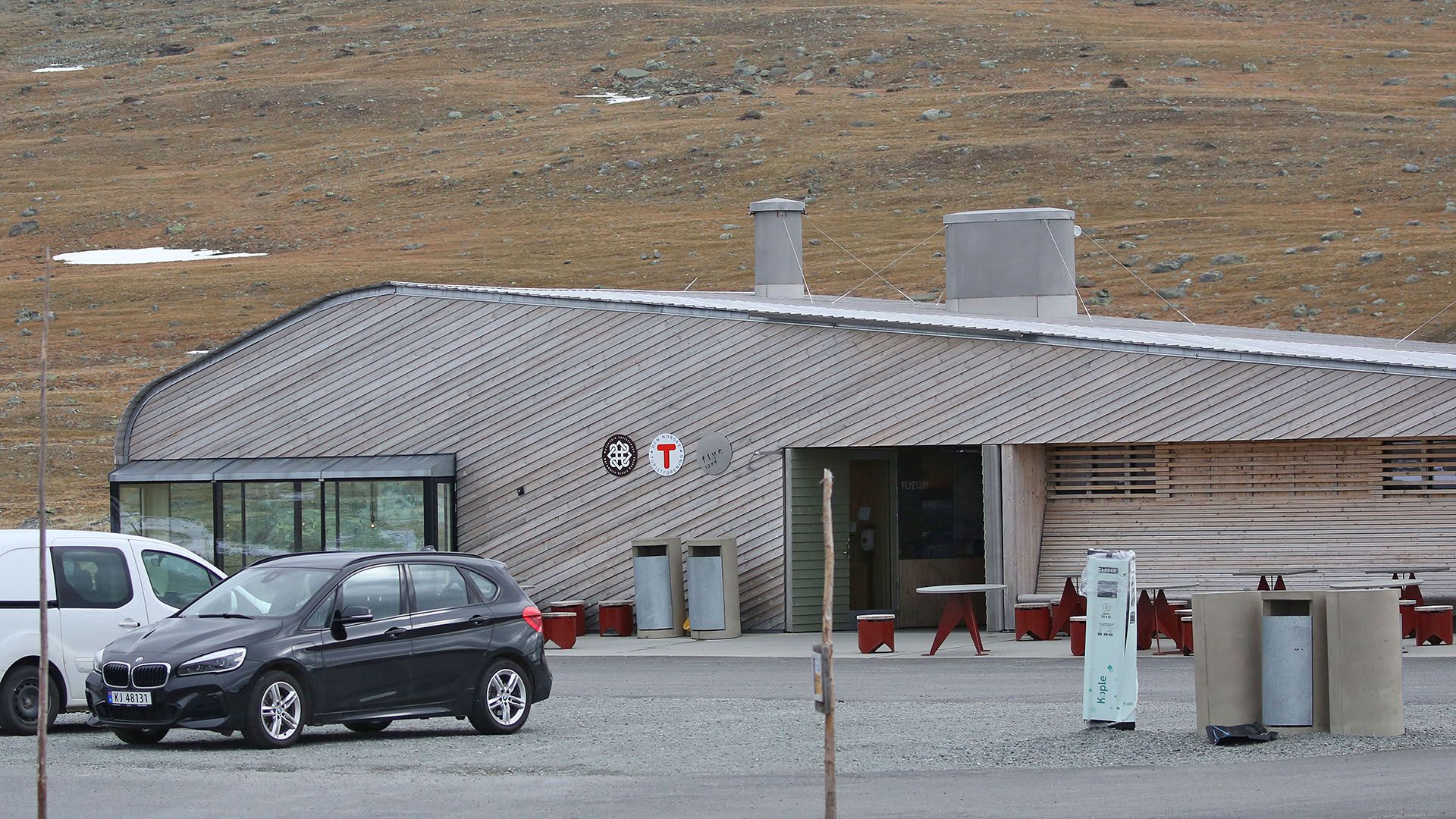 moderne trebygg på høyfjellslette