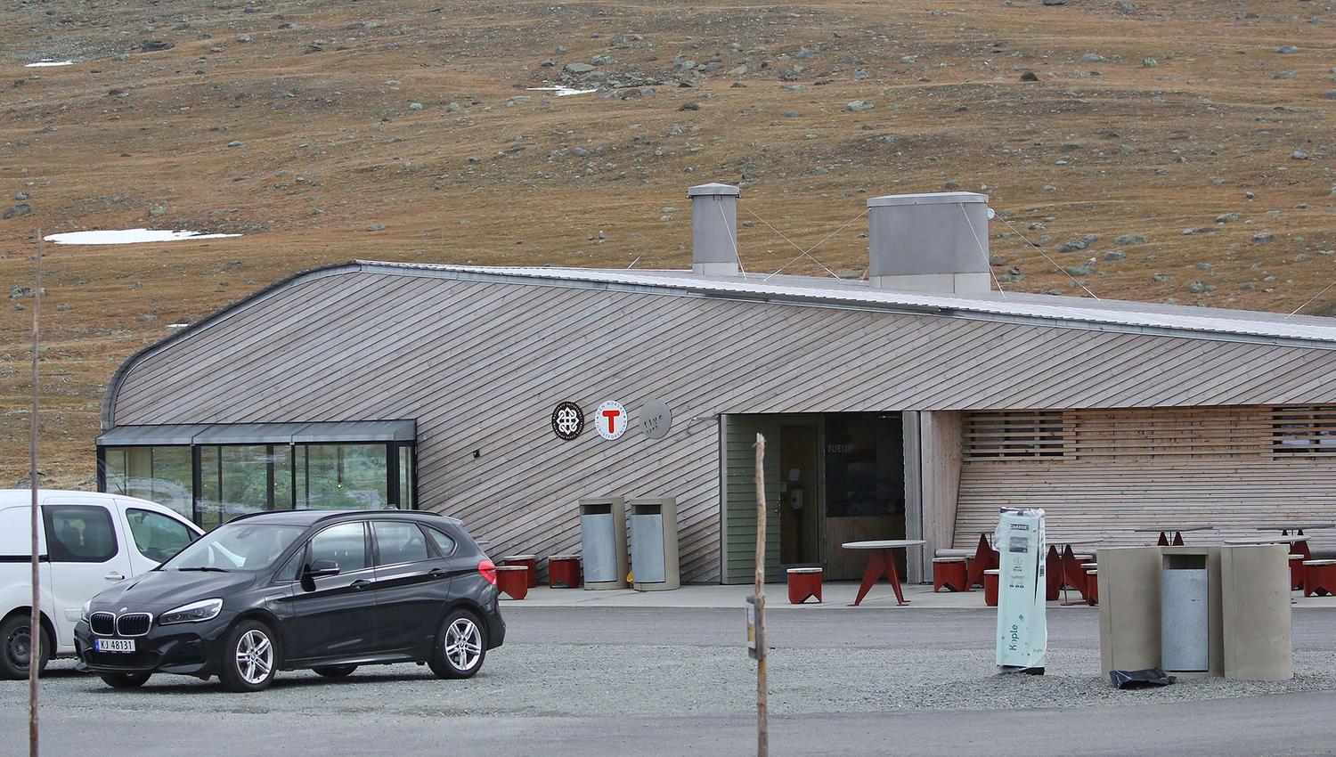 moderne trebygg på høyfjellslette