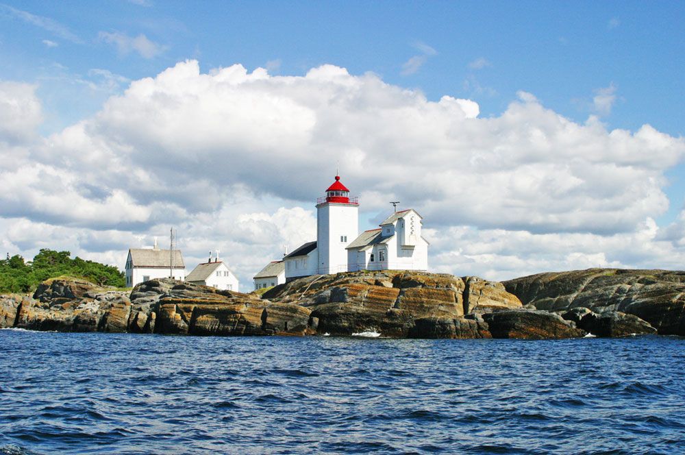 langøytangen lighthouse seen from the water