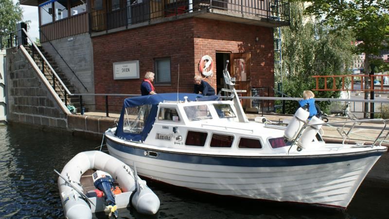 leisure boat in the Skien lock