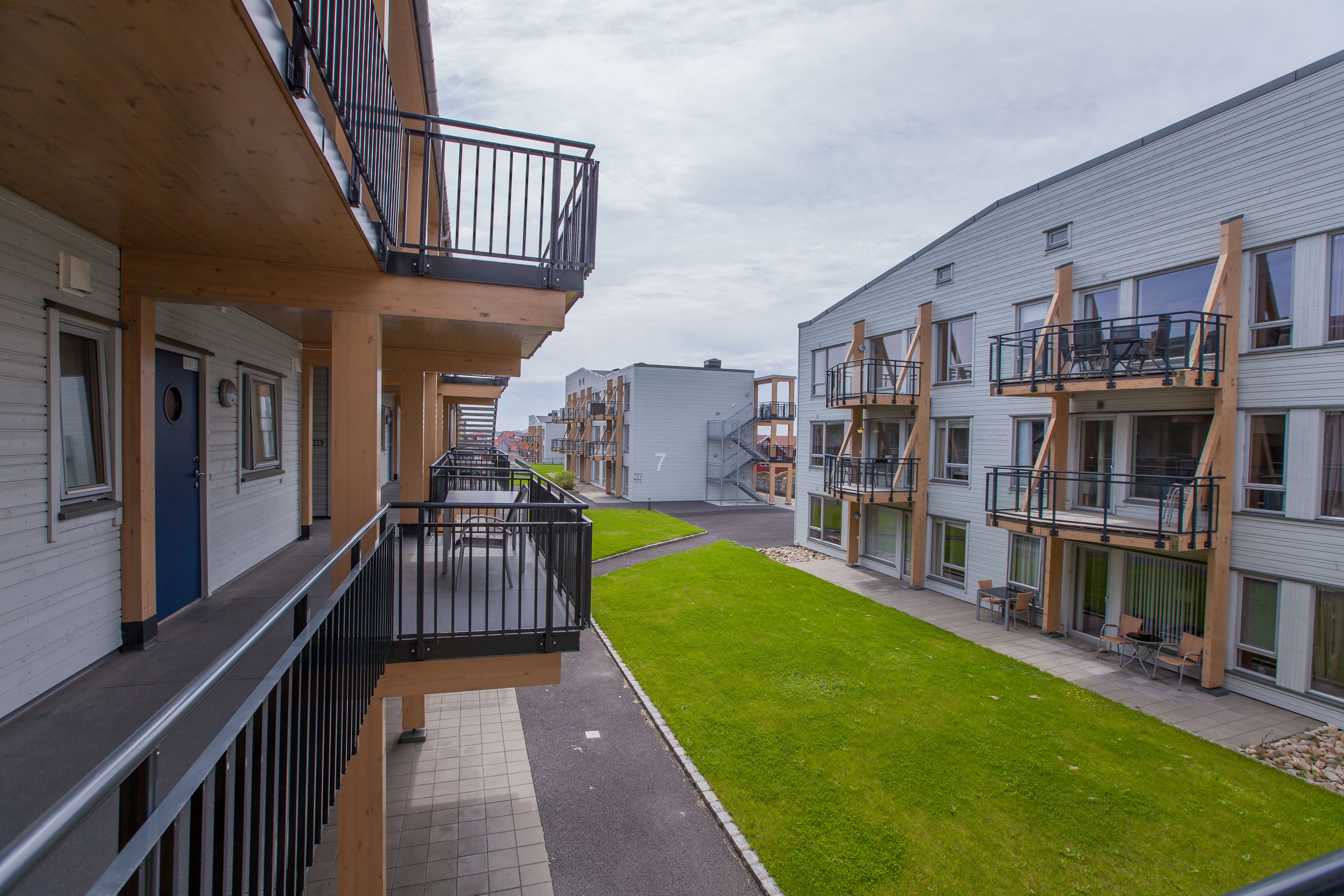 Lindesnes Havhotell – Exterior view, with a large green area between the buildings.