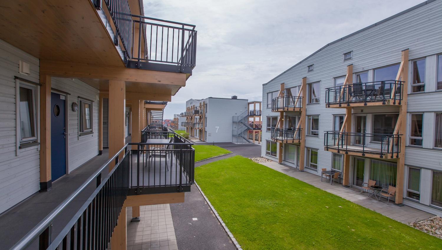 Lindesnes Havhotell – Exterior view, with a large green area between the buildings.