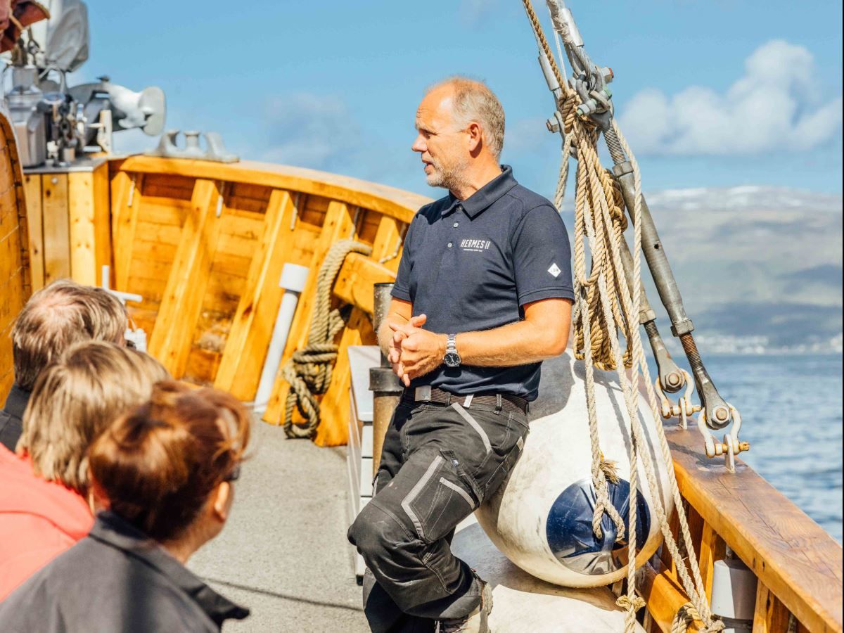 Person som forklarer til gjester