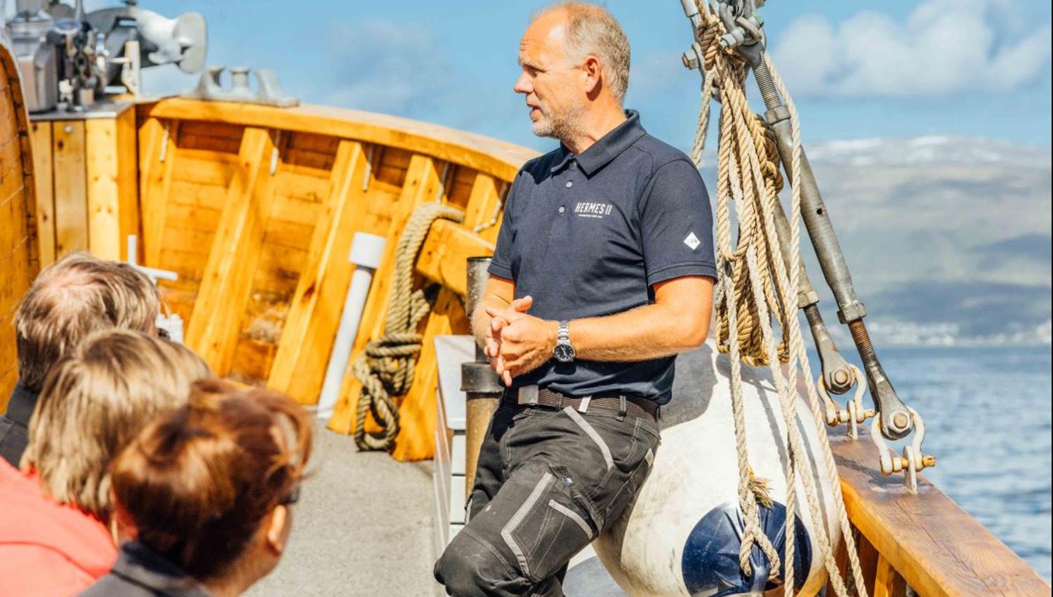 Person som forklarer til gjester