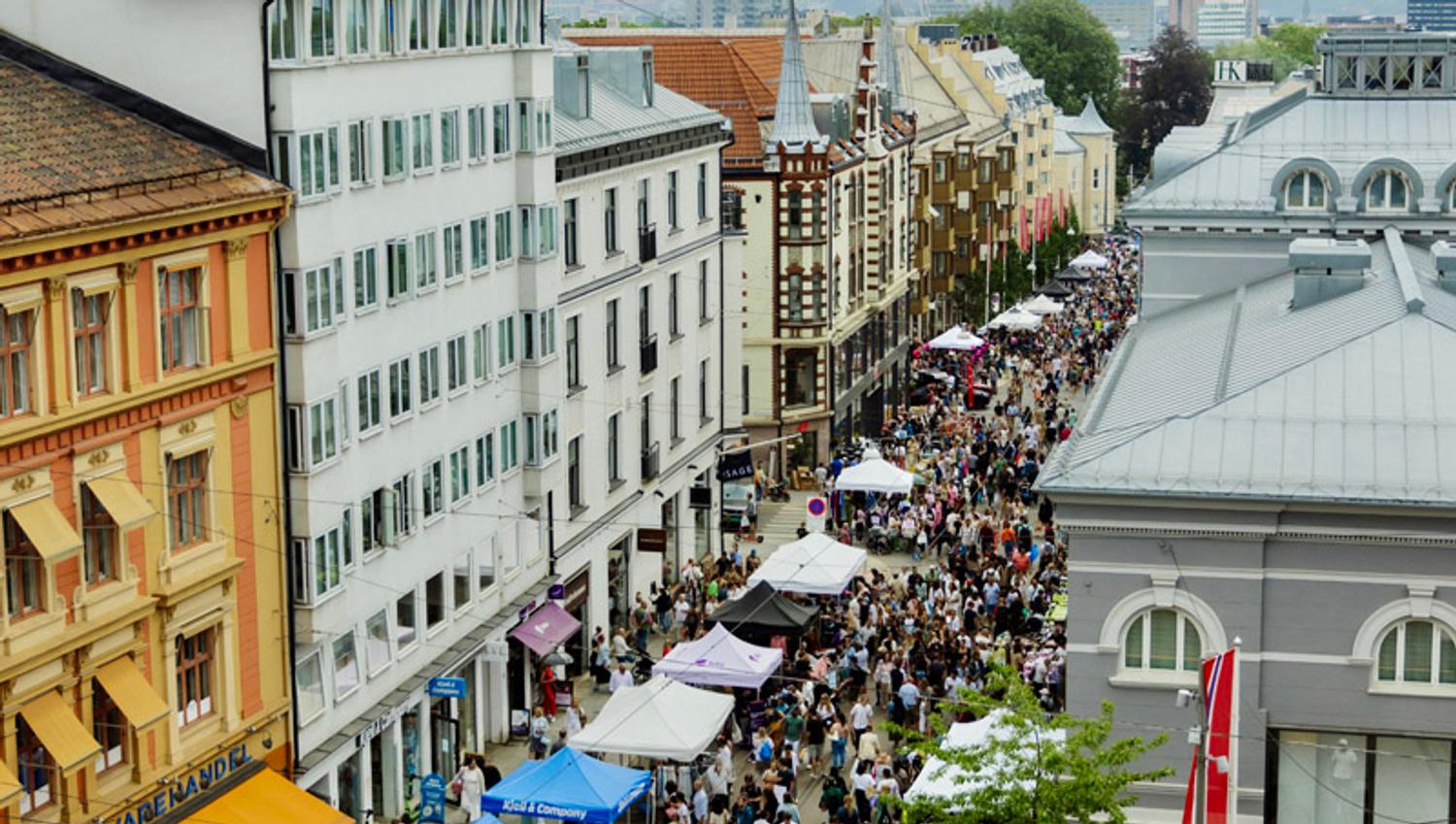 Mennesker som går oppover Bogstadveien