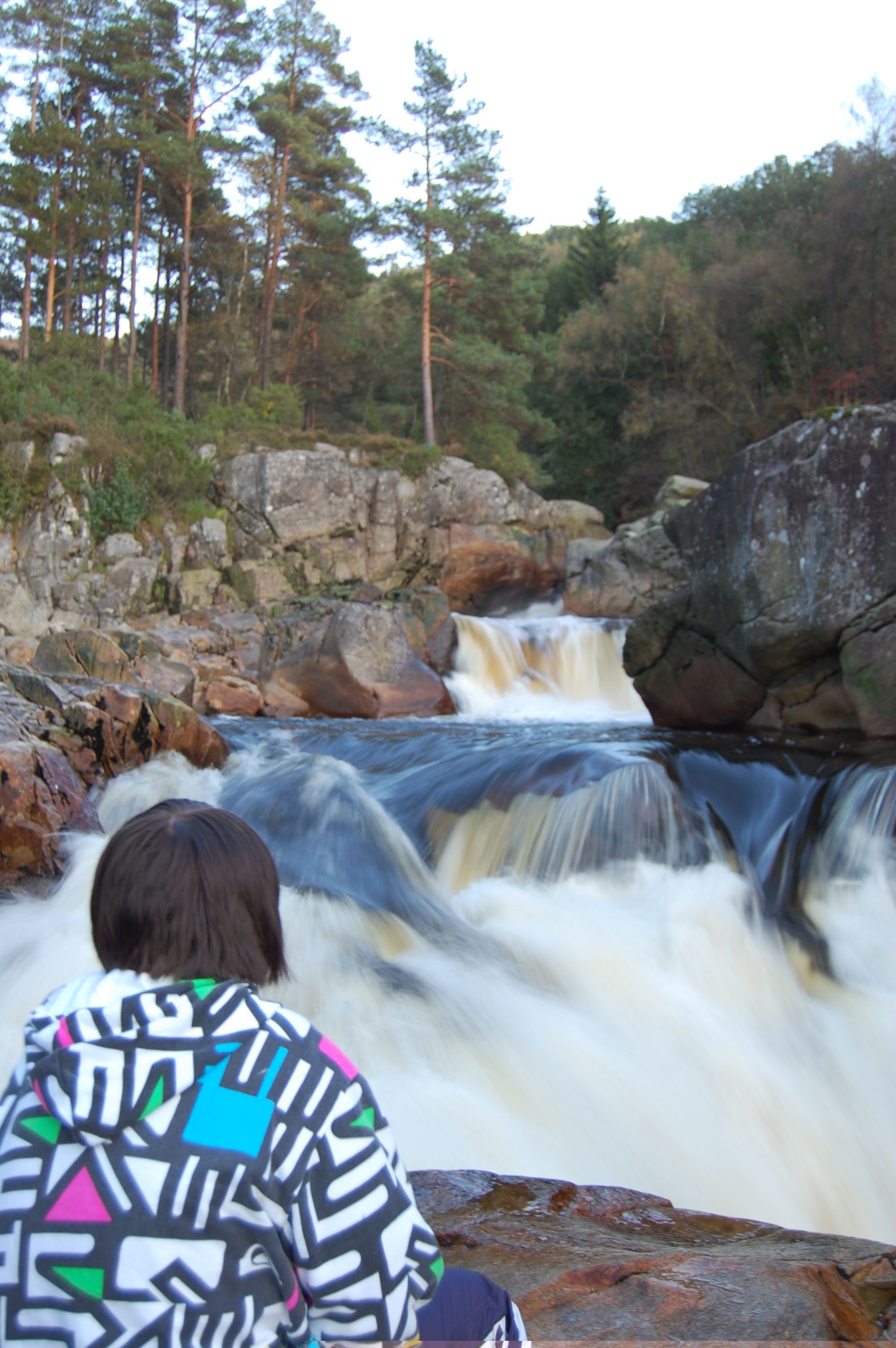 En dame som ser på en foss