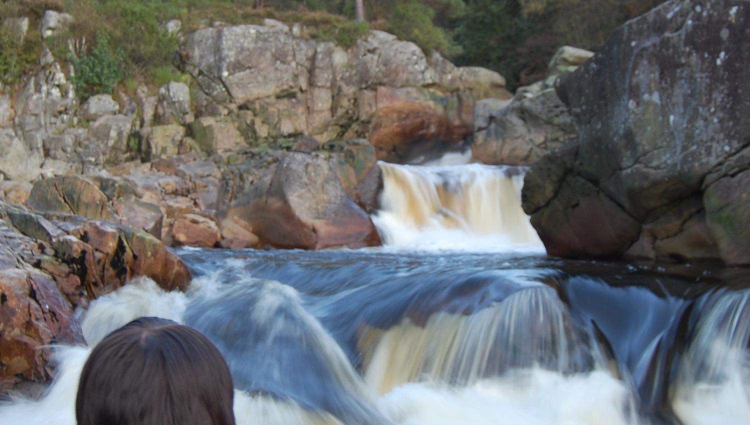 En dame som ser på en foss