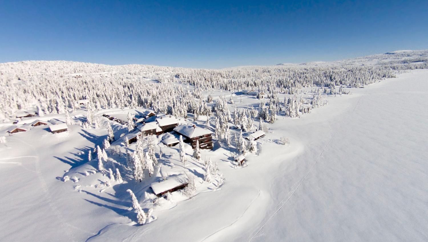 Dronebilde av snødekket Rustad hotel & Fjellstue