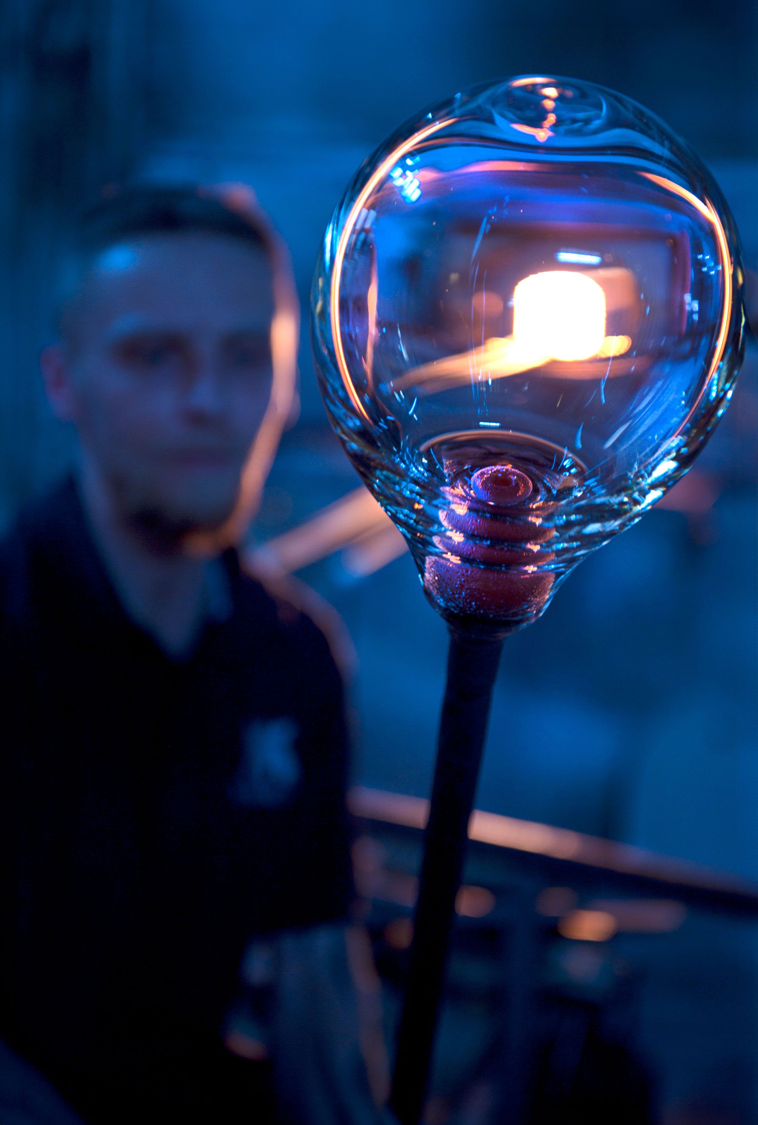 Magnor Glassverk tett på glassblåser