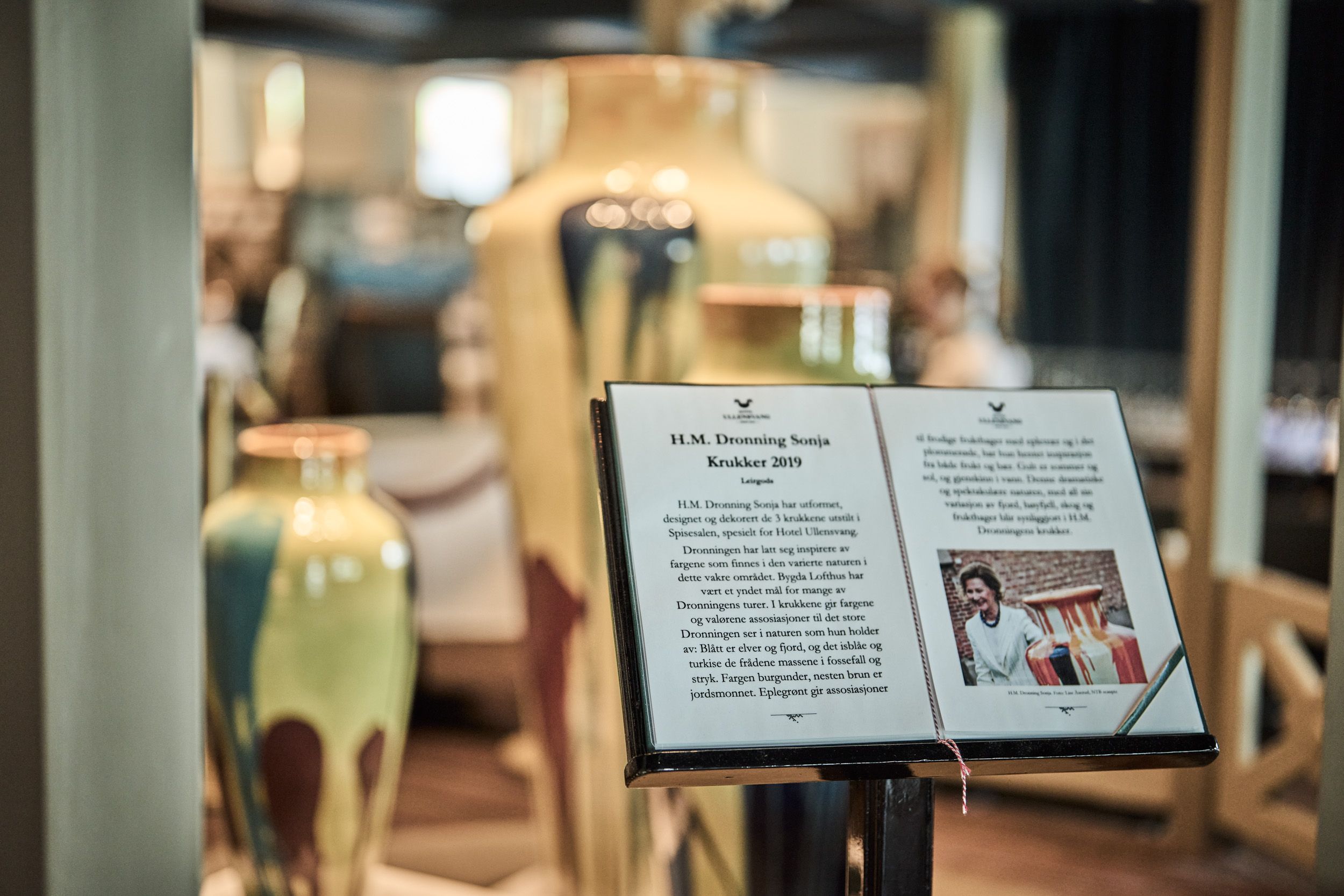 Utstilling med Dronning Sonjas dekorative krukker på Hotel Ullensvang.