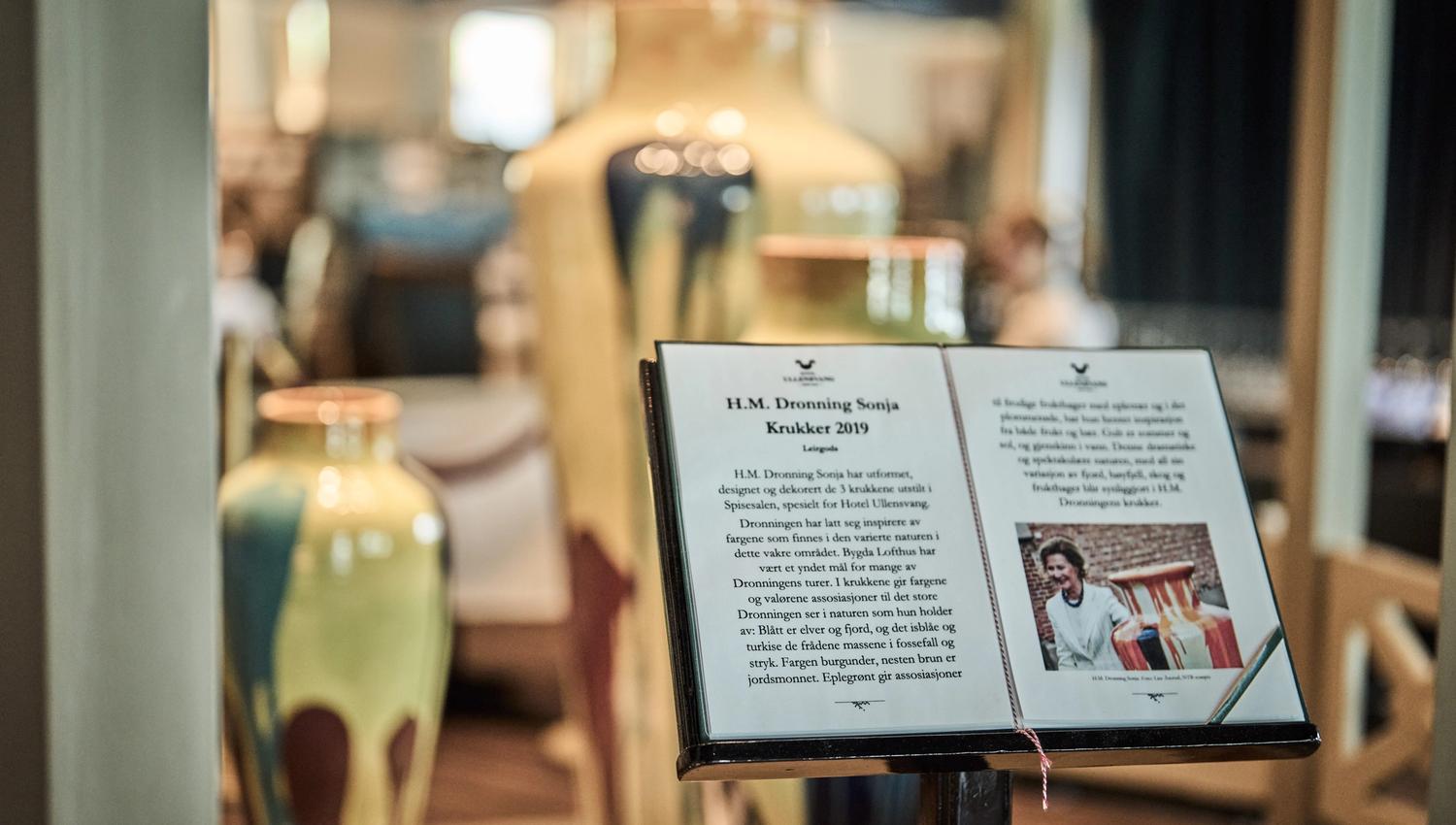 Utstilling med Dronning Sonjas dekorative krukker på Hotel Ullensvang.