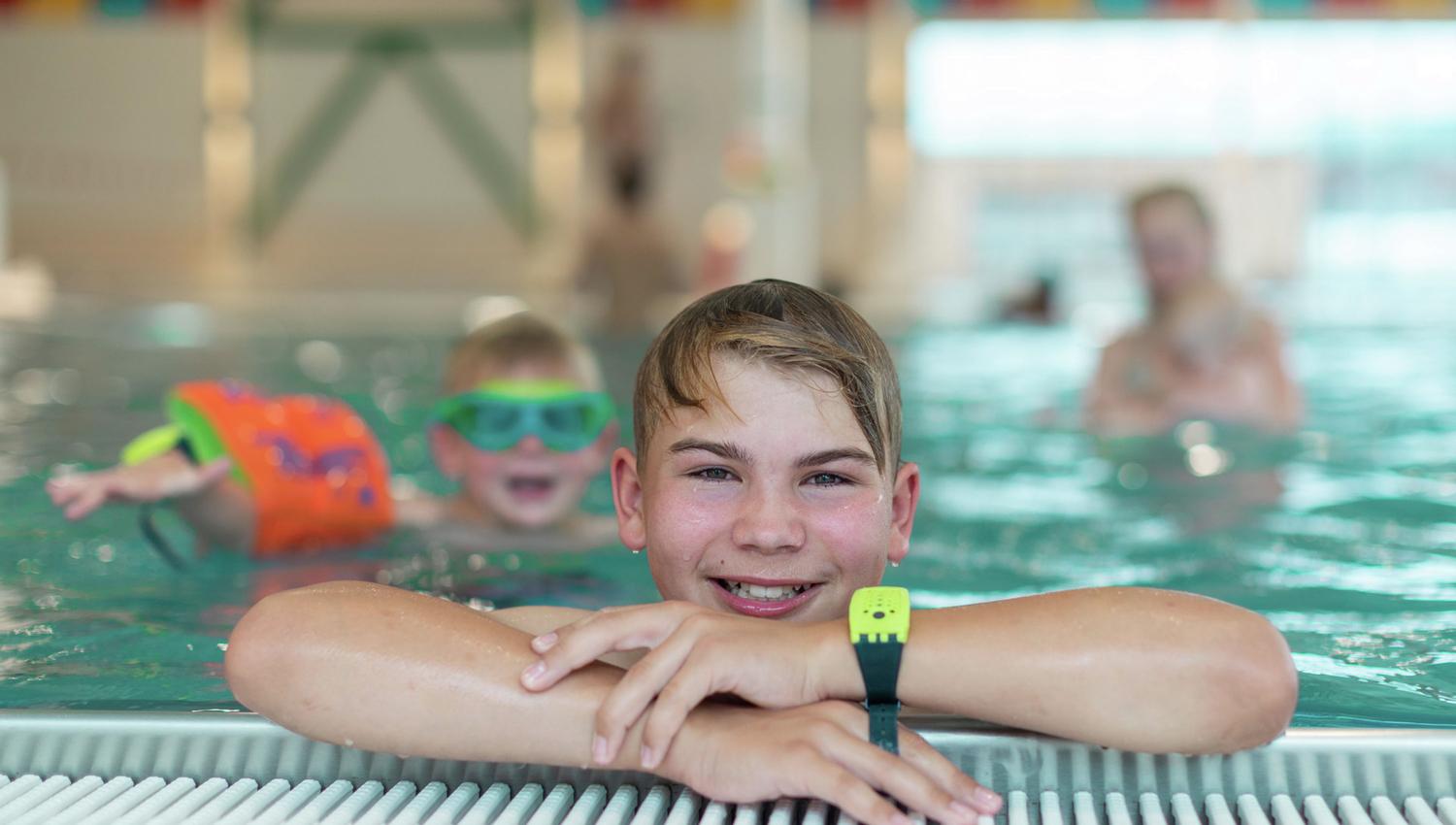 Gutt i Mjøsbadet i Brumunddal