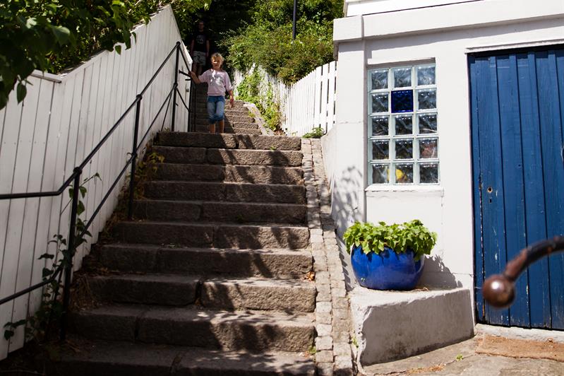 Starten av etappen, trapper på venstre side med et hus på høyre side