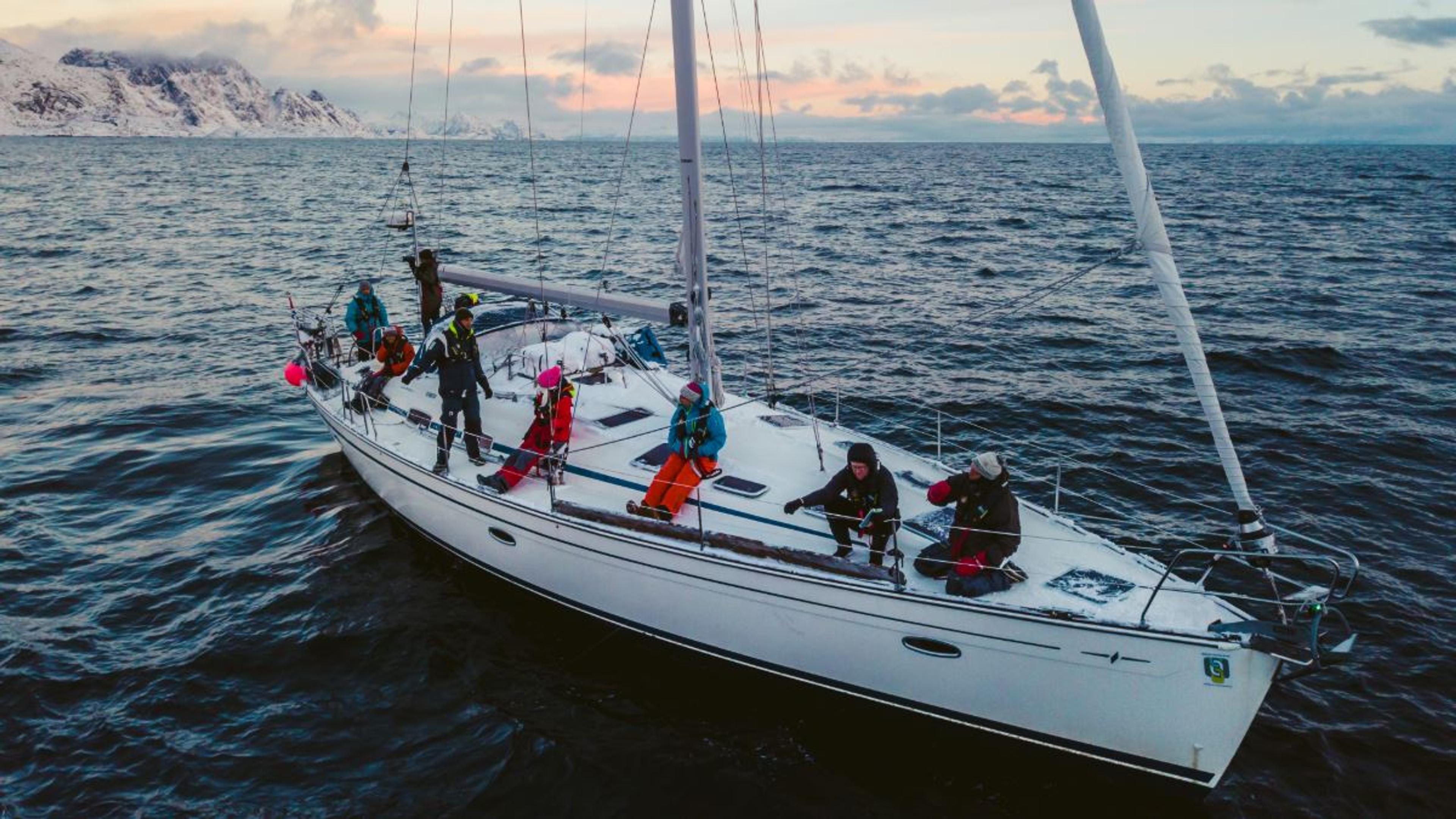 En gruppe gjester på en seilbåt