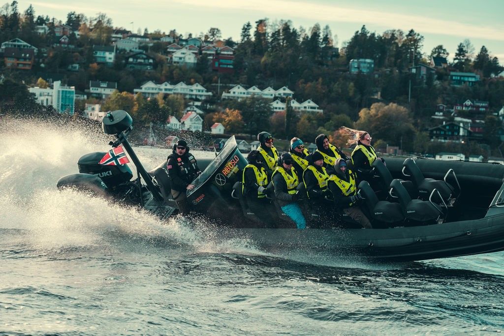 RIB med passasjerer