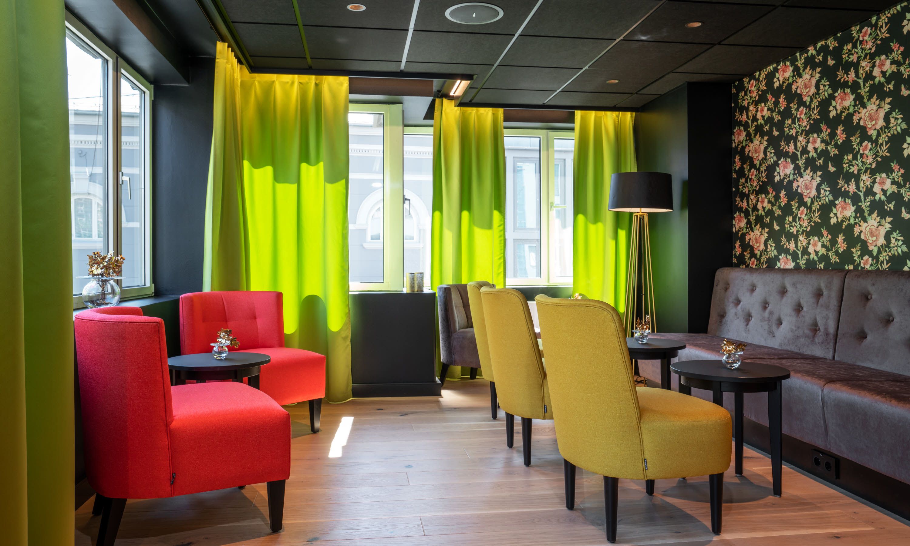 Sittegrupper i rødt og grønt i lobbyen. Thon Hotel Gyldenløve. Foto