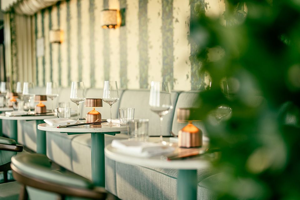 Bord i restaurant ferdig dekket