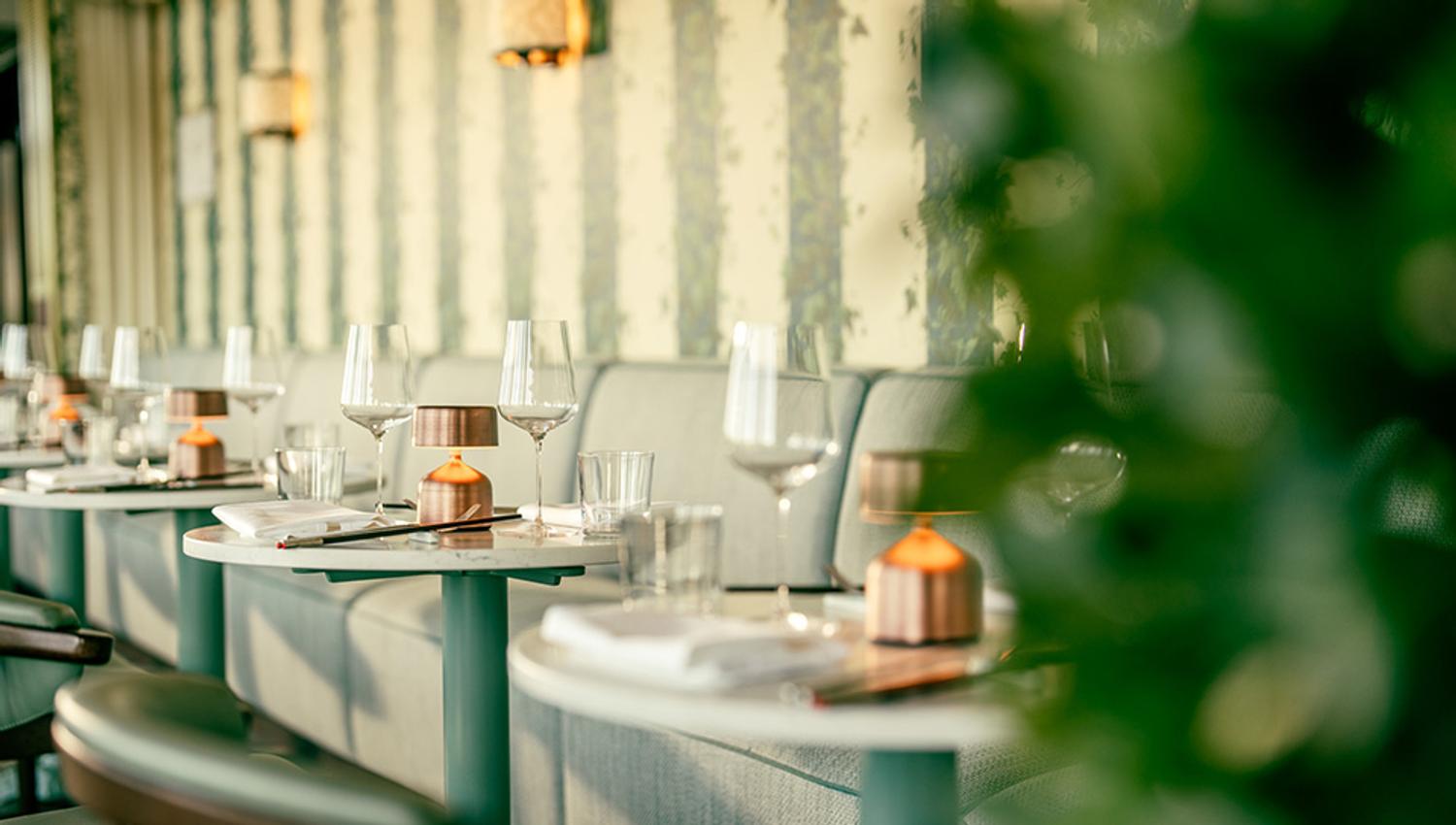 Bord i restaurant ferdig dekket