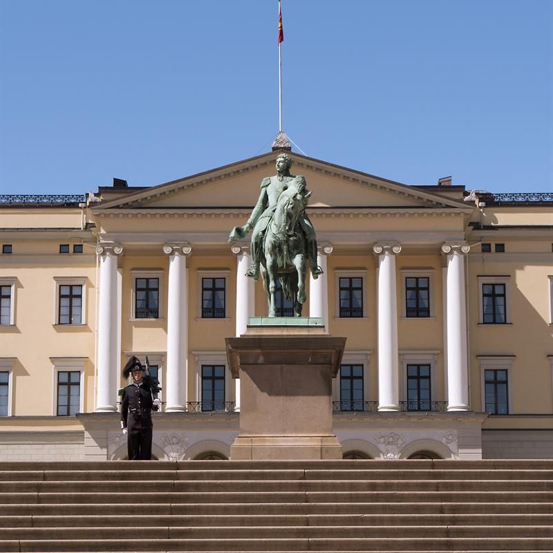 Slottet bak statuen av Karl Johan.