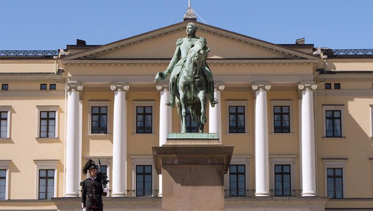 Slottet bak statuen av Karl Johan.