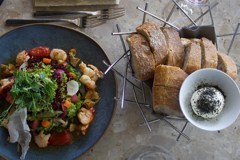 Detalj av hummersalat og brød