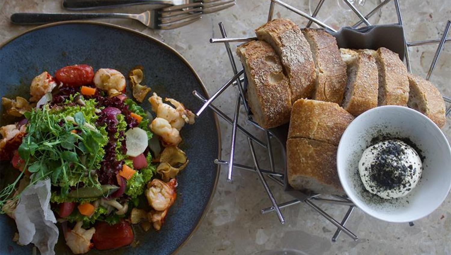 Detalj av hummersalat og brød